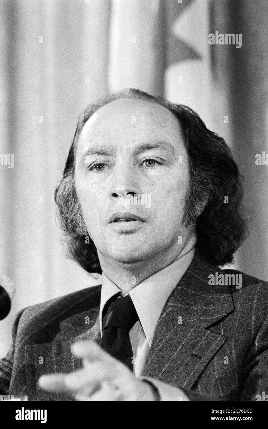 Il primo ministro canadese Pierre Trudeau, ritratto di capo e spalle durante la conferenza stampa, Washington, DC, USA, Warren K. Leffler, 7 dicembre 1971 Foto Stock