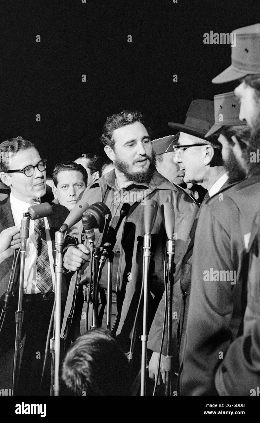 Leader cubano Fidel Castro che parla a microfoni al suo arrivo all'aeroporto, Washington National Airport, Washington, D.C., USA, Warren K. Leffler, 15 aprile 1959 Foto Stock