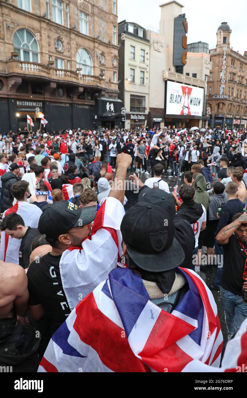 Londra, Regno Unito. 11 Luglio 2021. Inghilterra tifosi di calcio festeggiando a Leicester Square davanti all'Italia contro Inghilterra Euro 2000 finale a Leicester Square, Londra, e creando una grande quantità di rifiuti. Credit: Paul Brown/Alamy Live News Foto Stock