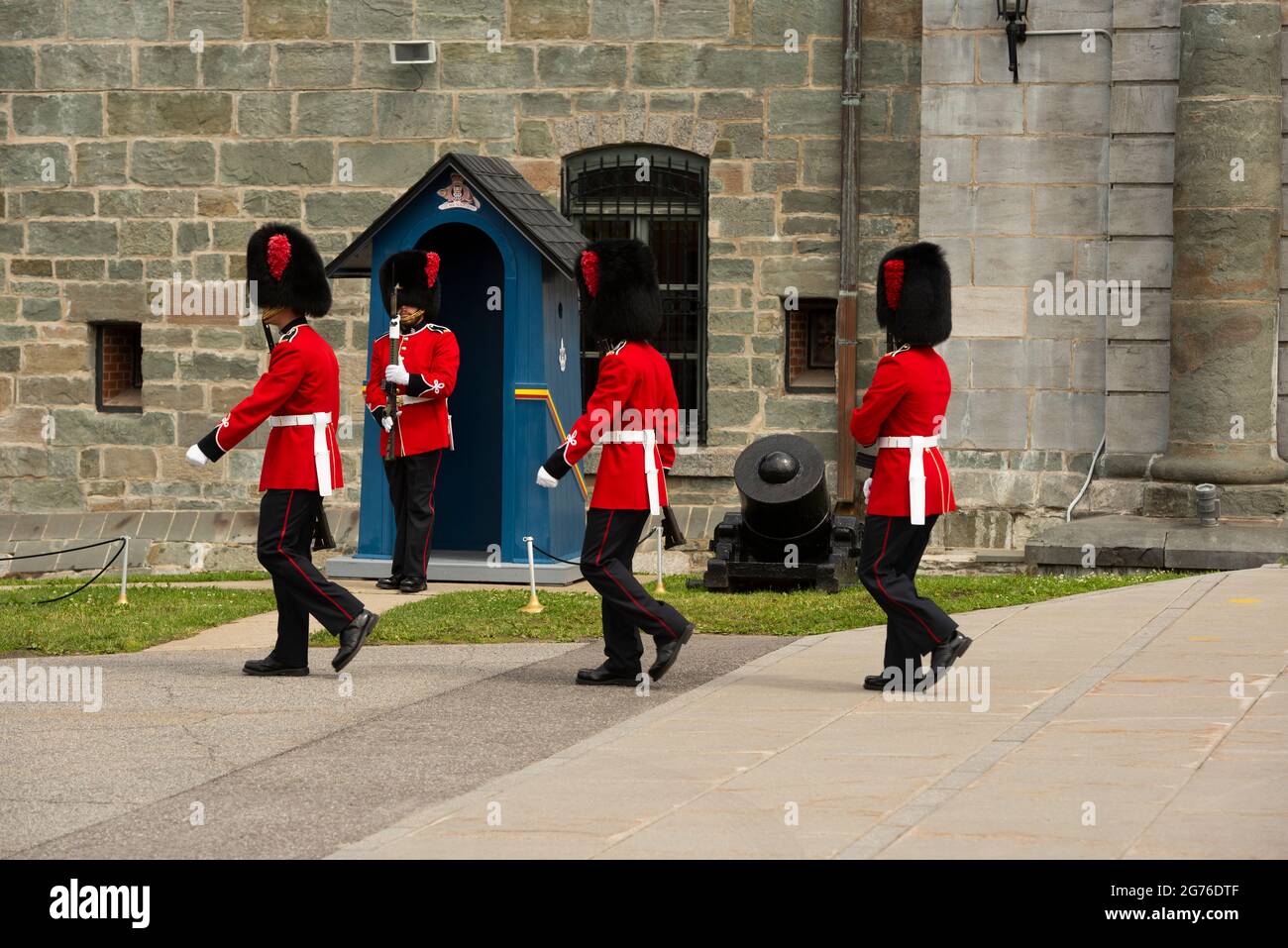 Il cambio della guardia alla Cittadella di Quebec City. La guardia è composta da membri del famoso reggimento 'Van Doos'. Foto Stock
