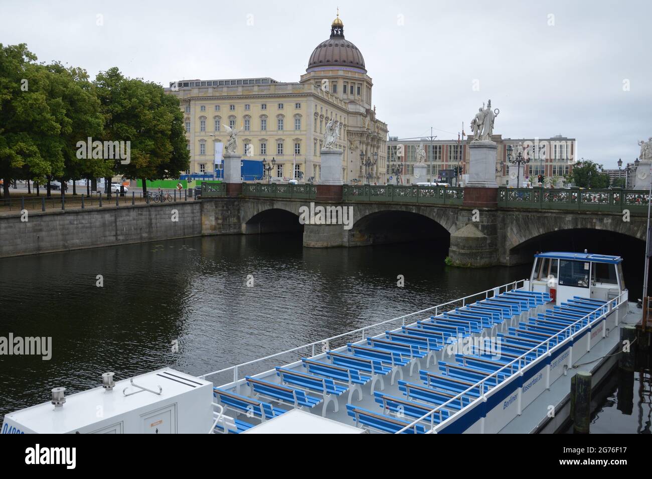 Palazzo della città di Berlino, ponte Schlossbrücke e canale Sprea - Berlino, Germania . 9 luglio 2021. Foto Stock