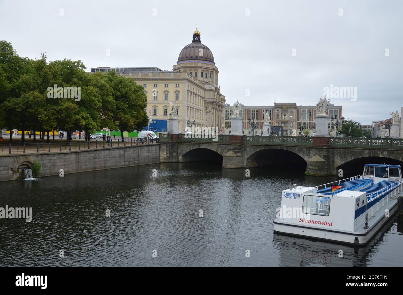 Palazzo della città di Berlino, ponte Schlossbrücke e canale Sprea - Berlino, Germania . 9 luglio 2021. Foto Stock