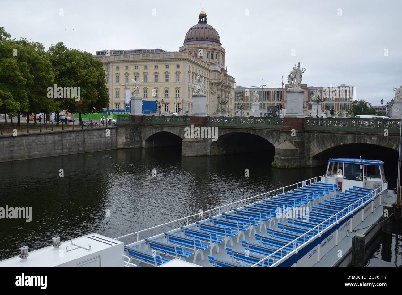 Palazzo della città di Berlino, ponte Schlossbrücke e canale Sprea - Berlino, Germania . 9 luglio 2021. Foto Stock
