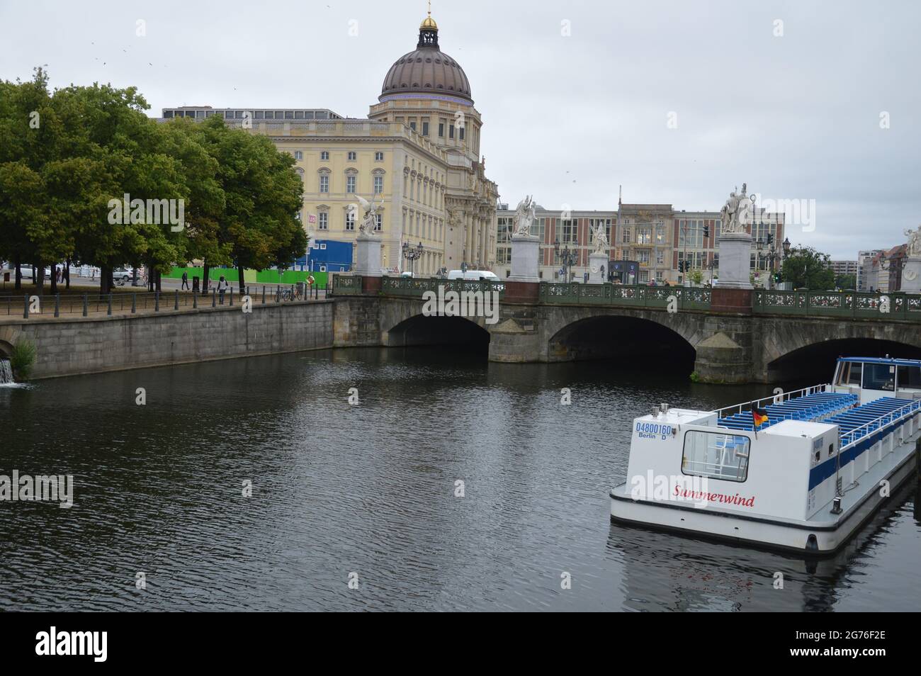 Palazzo della città di Berlino, ponte Schlossbrücke e canale Sprea - Berlino, Germania . 9 luglio 2021. Foto Stock