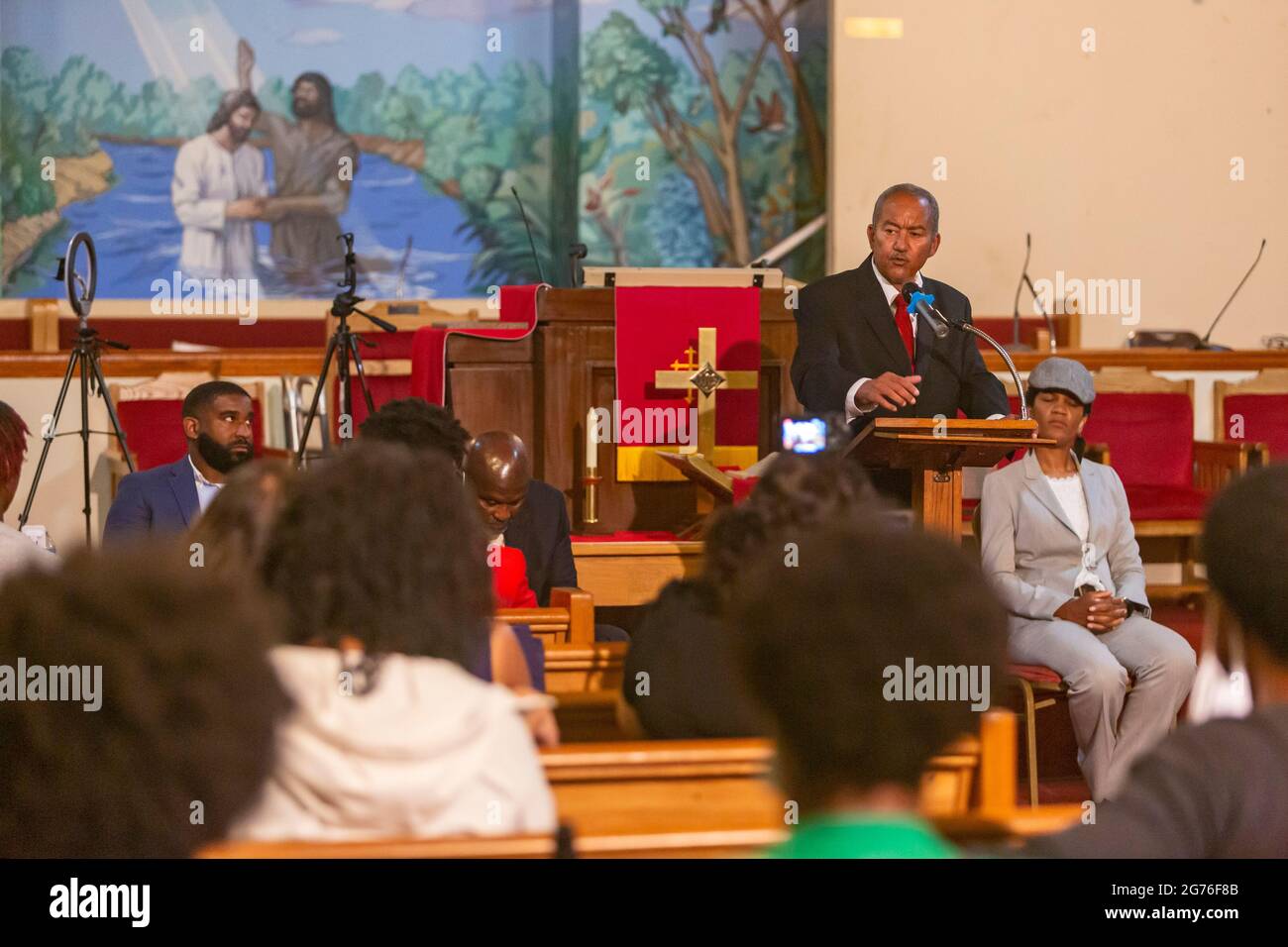 Detroit, Stati Uniti. 11 Luglio 2021. Detroit, Michigan - i candidati al 4° seggio del Distretto di Detroit City Council parlano con gli elettori durante un forum di candidati alla Jordan Missionary Baptist Church. Il candidato Virgil Smith fa il suo caso. Credit: Jim West/Alamy Live News Foto Stock