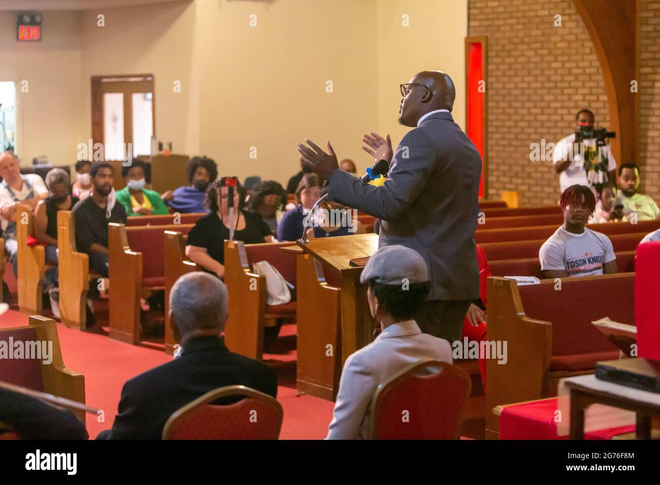 Detroit, Stati Uniti. 11 Luglio 2021. Detroit, Michigan - i candidati al 4° seggio del Distretto di Detroit City Council parlano con gli elettori durante un forum di candidati alla Jordan Missionary Baptist Church. Il candidato Toson Knight fa il suo caso. Credit: Jim West/Alamy Live News Foto Stock