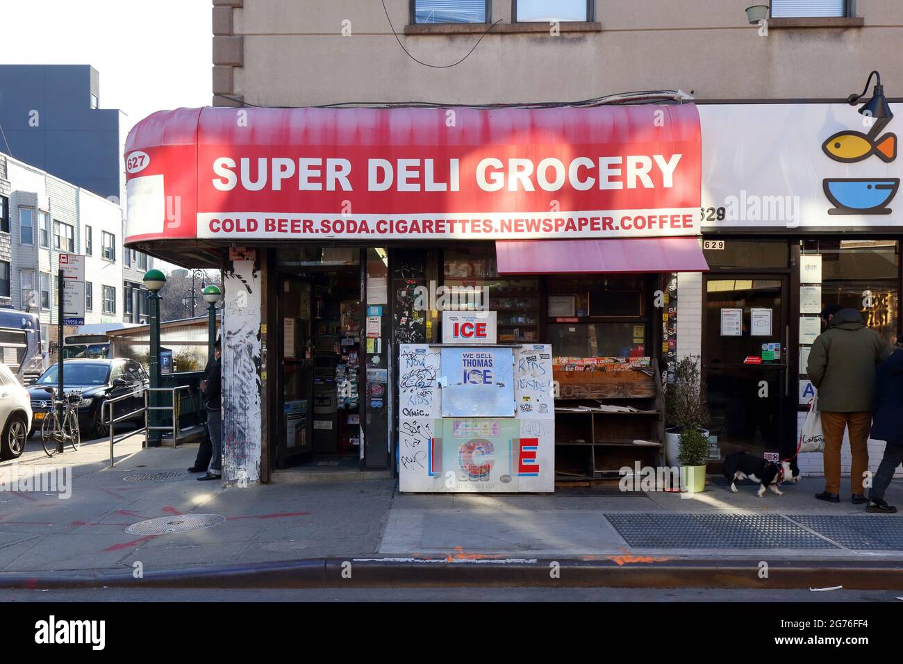 Super Deli Market, 627 Manhattan Ave, Brooklyn, New York, foto di un'edicola e di un minimarket nel quartiere di Greenpoint Foto Stock