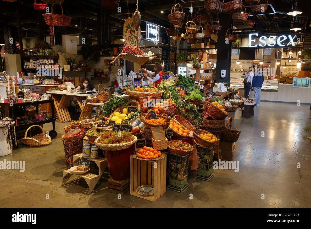 Alimentari Flâneur alla linea di mercato in Essex Market, 115 Delancey St, New York, New York. Un fornitore di frutta e prodotti speciali. Foto Stock
