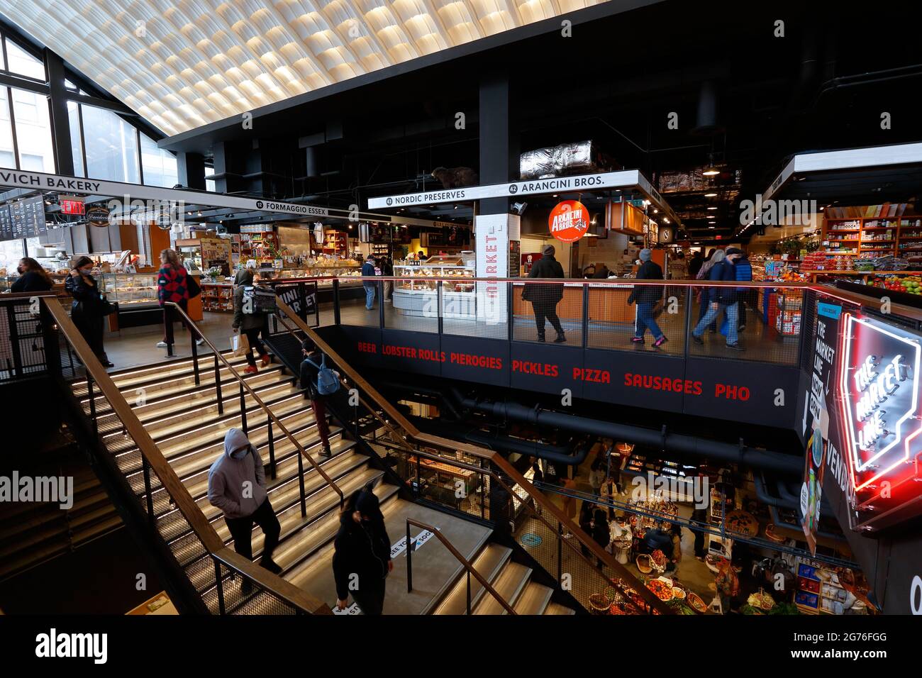 Essex Market, e The Market Line, 115 Delancey St, New York, New York. Interno di un mercato alimentare, e sala alimentare nel Lower East Side di Manhattan. Foto Stock