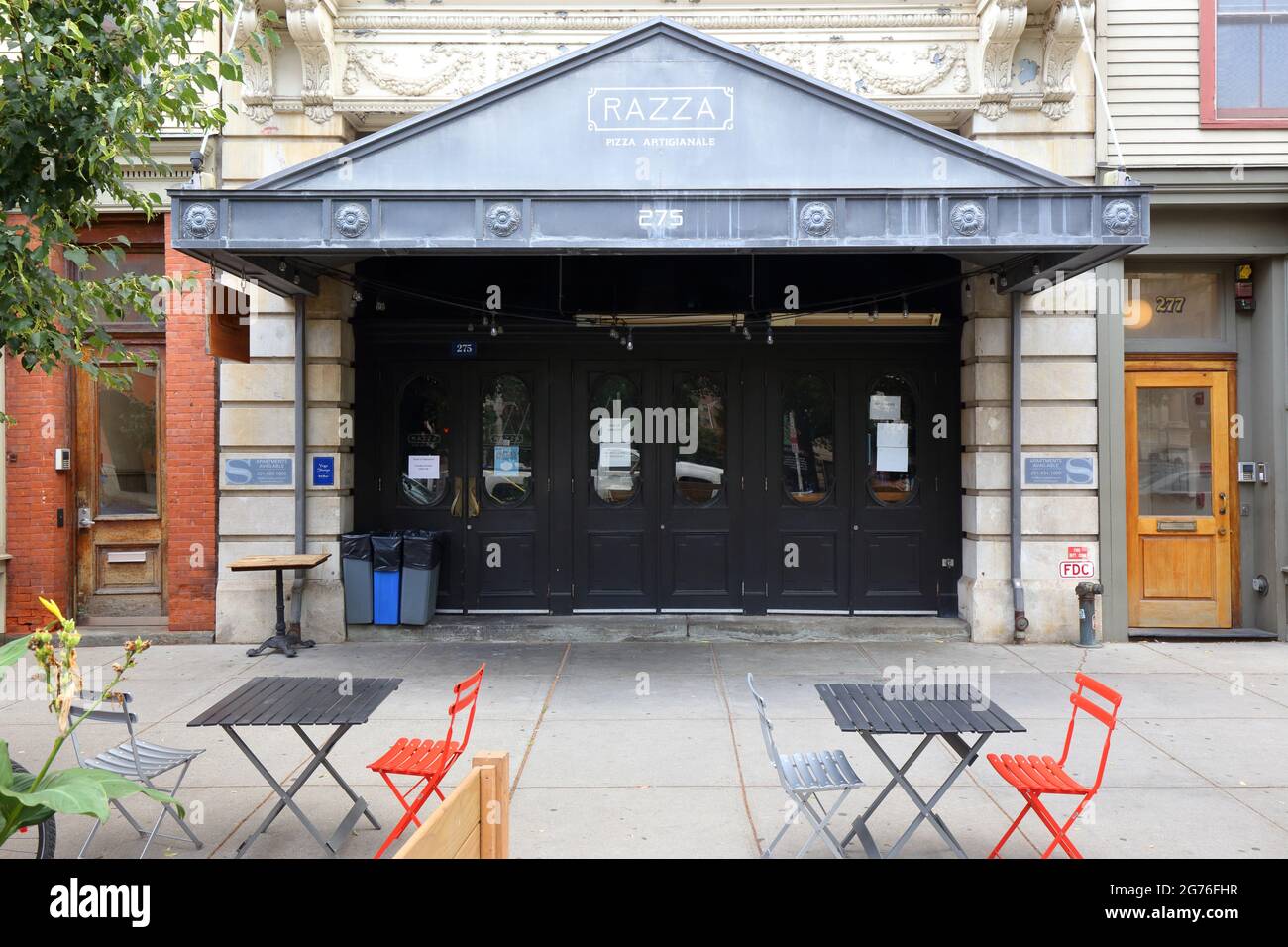 Razza, 275 Grove St, Jersey City, NJ, negozio esterno di un ristorante di pizza a legna nel centro di Jersey City. Foto Stock