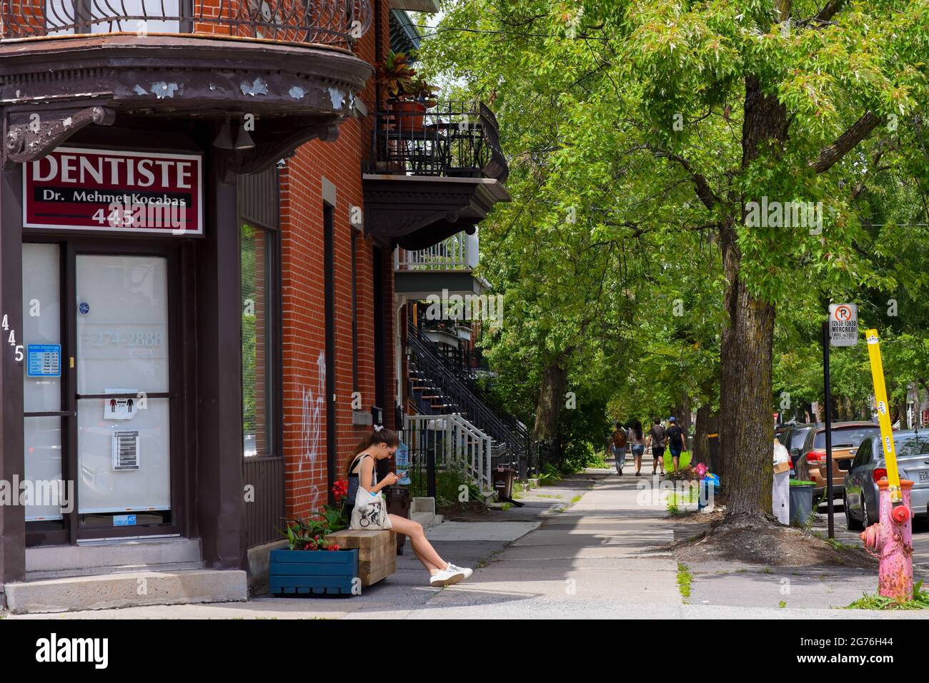 Tipica strada residenziale nel quartiere Petite Patrie Montreal Canada Foto Stock