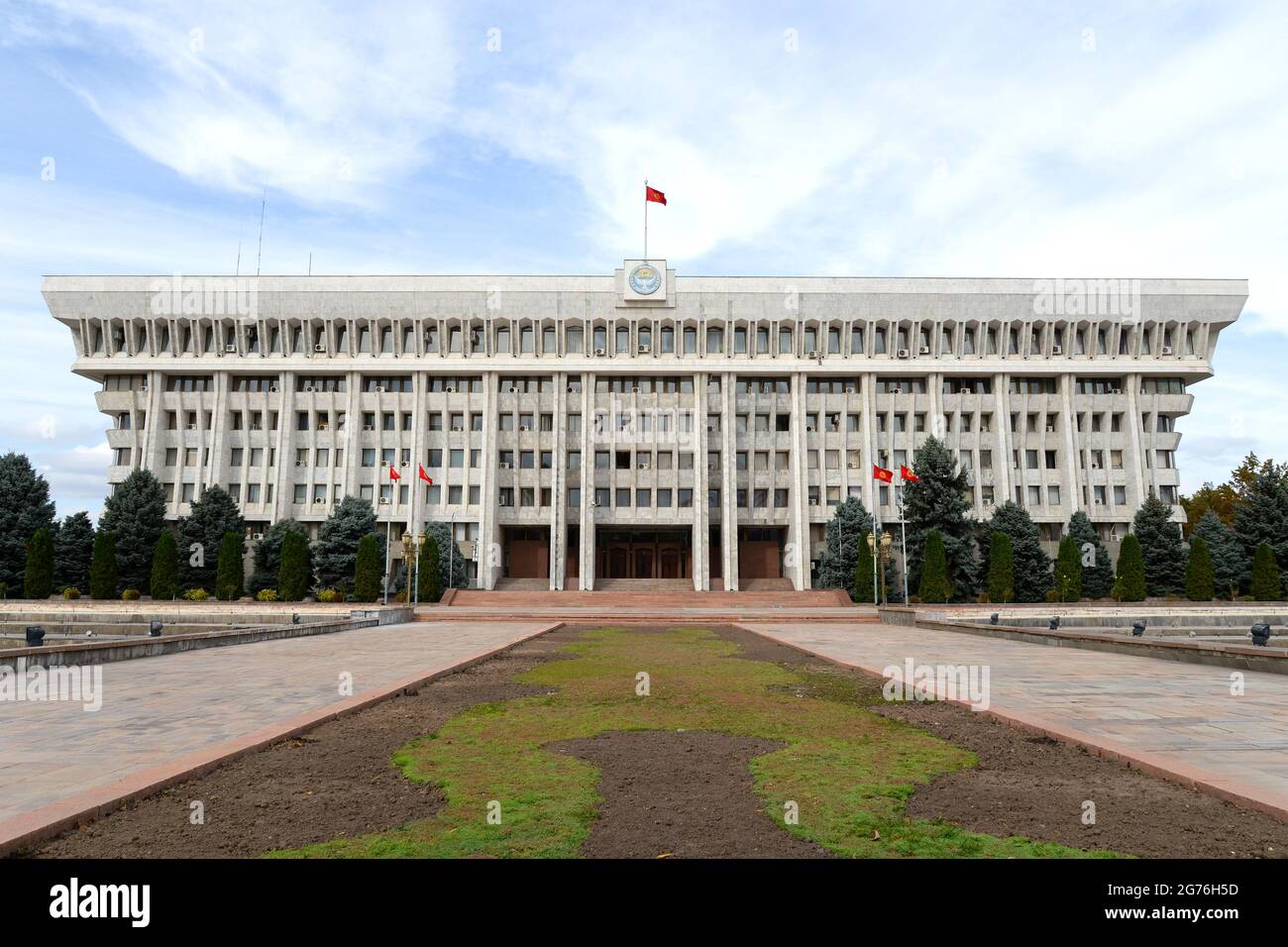 Kirghizistan Casa Bianca, situata a Bishkek, Kirghizistan. Edificio degli uffici presidenziali in stile stalinista moderno / brutalismo. Bishkek Casa Bianca. Foto Stock