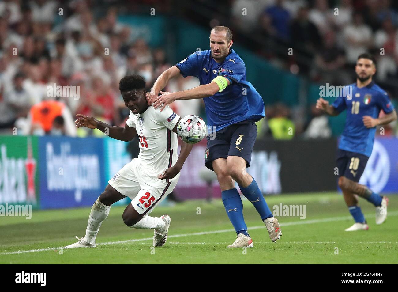 Giorgio Chiellini in Italia tira indietro Bukayo Saka in Inghilterra durante la finale UEFA Euro 2020 allo stadio Wembley di Londra. Data immagine: Domenica 11 luglio 2021. Foto Stock