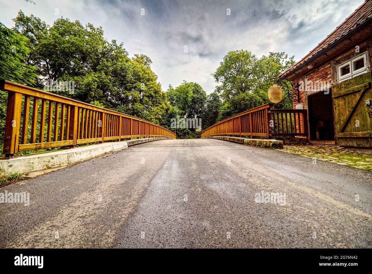 vista panoramica del ponte con ringhiere in legno Foto Stock