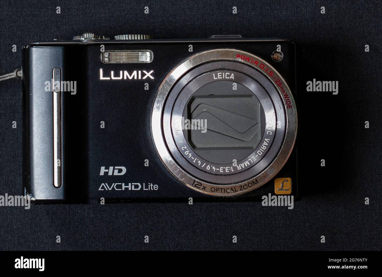 Fotocamera digitale compatta Panasonic Lumix HD AVCHD Lite con obiettivo  Leitz Leica Vario-Elmar Foto stock - Alamy