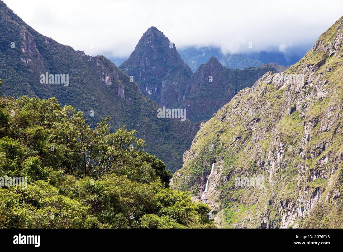 Monte Huayna Picchu e tempio, Machu Picchu inca città visto dall'inizio del trekking Salkantay vicino Cusco in Perù Foto Stock