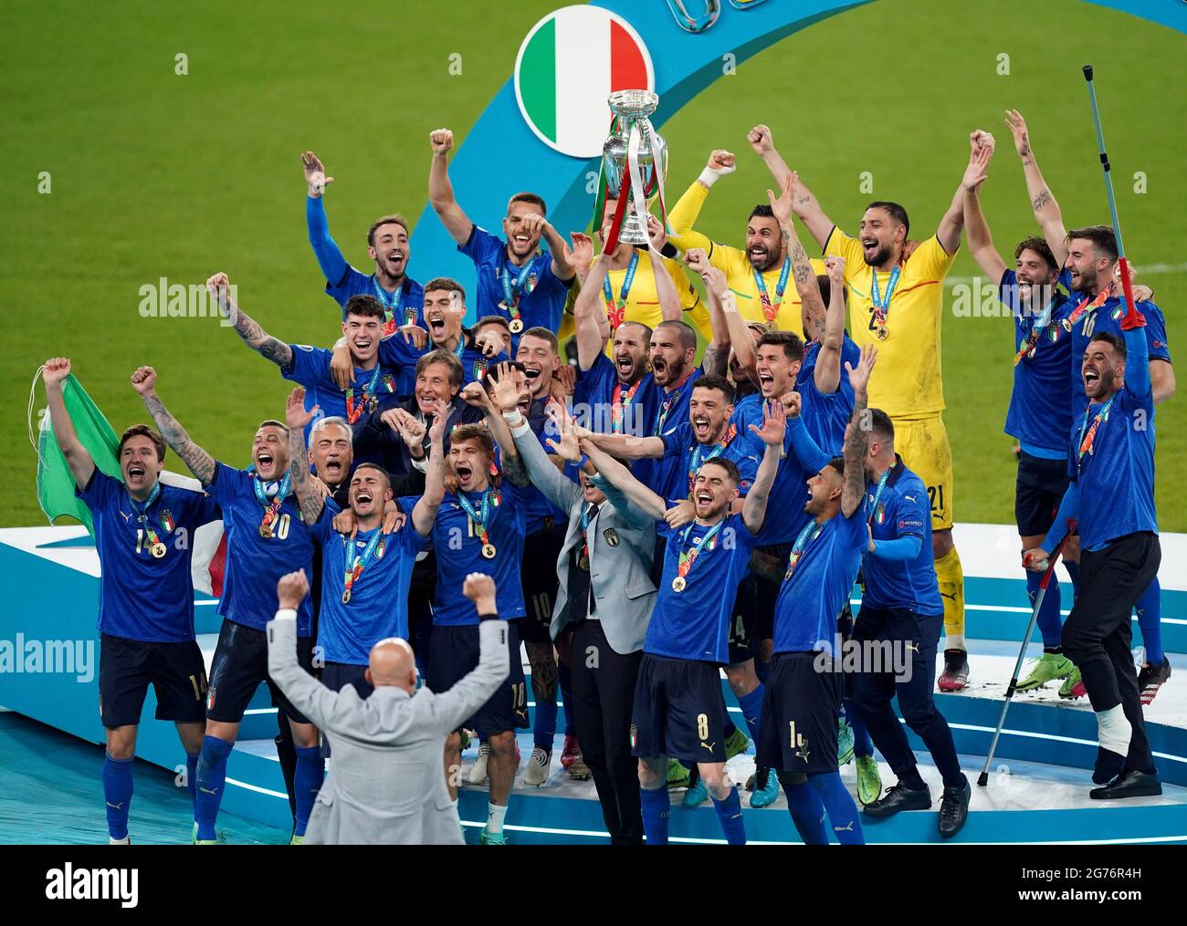 Il Capitano d'Italia Giorgio Chiellini solleva il Trofeo UEFA Euro 2020 dopo la vittoria dei suoi schieramenti sull'Inghilterra nella finale UEFA Euro2020 allo stadio Wembley di Londra. Data immagine: Domenica 11 luglio 2021. Foto Stock