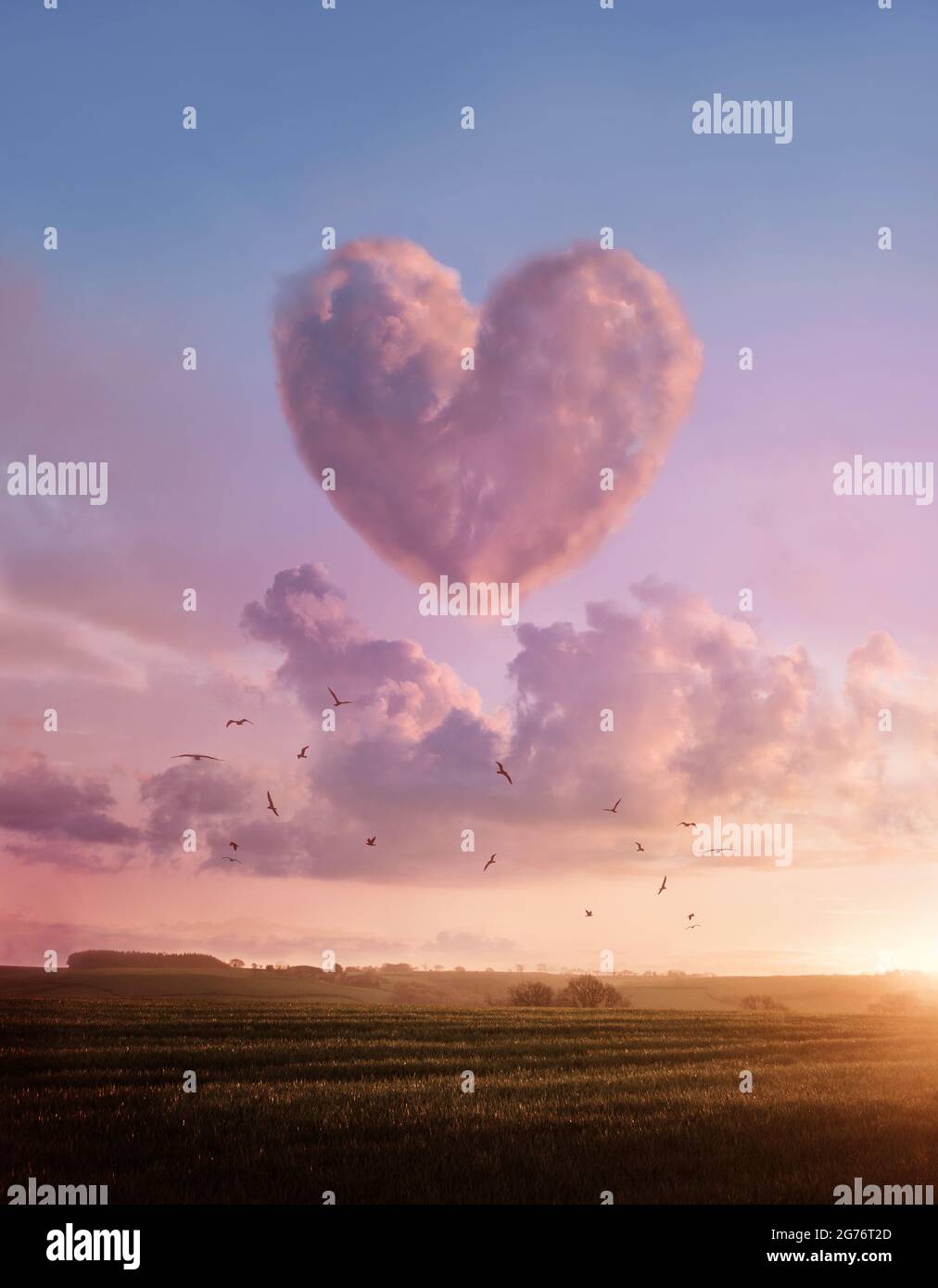 Un tramonto paesaggistico con una nuvola rosa a forma di cuore di flufo. Ama e ama l'illustrazione concettuale. Foto Stock