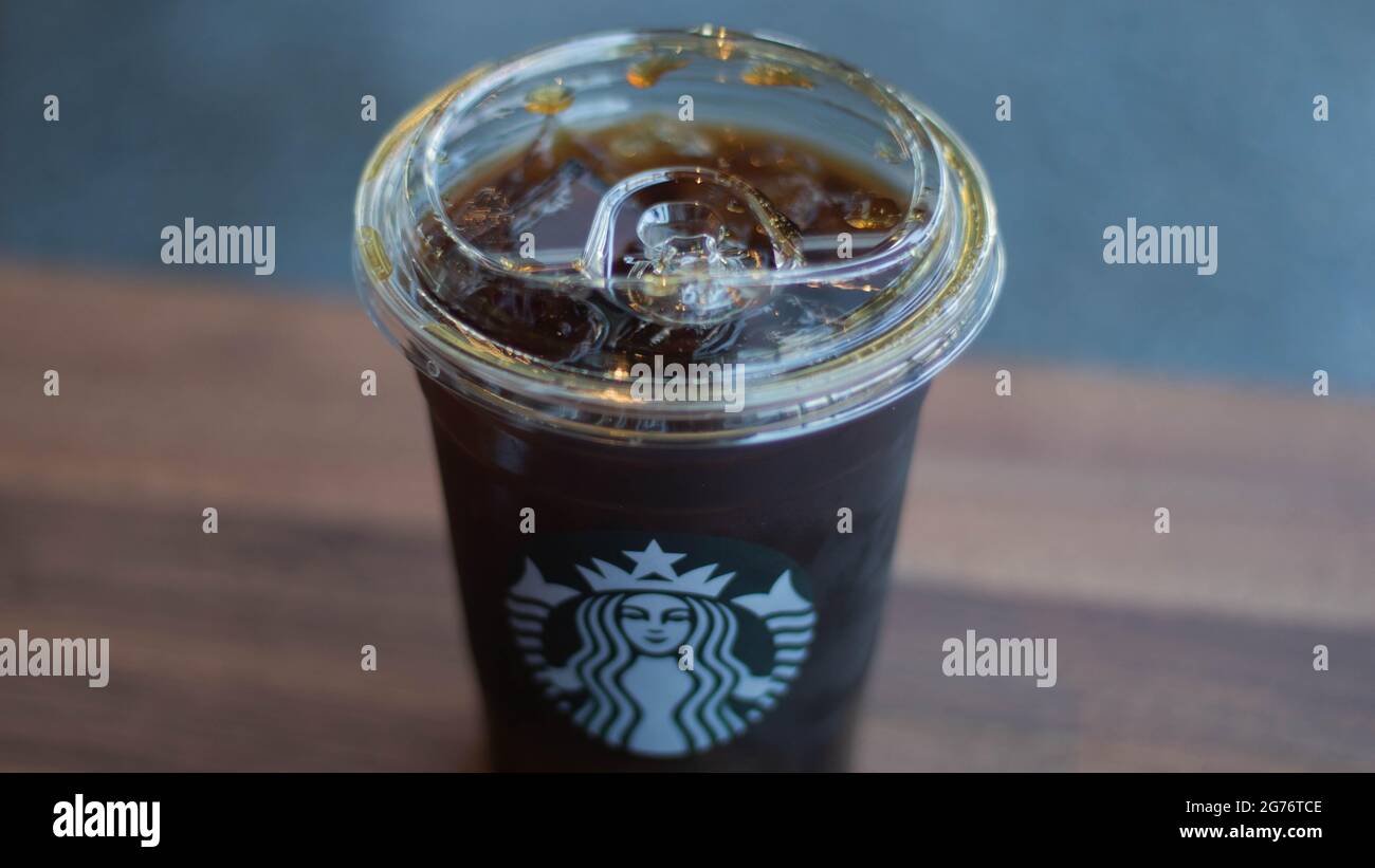 Caffè freddo con il logo Starbucks, caffè freddo isolato, caffè ghiacciato Foto Stock