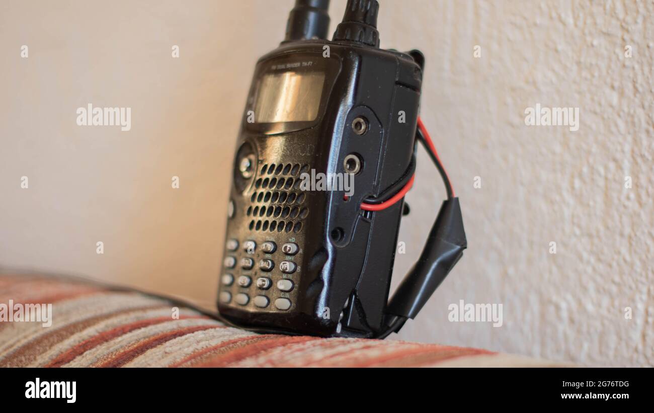 Walkie-talkie isolato, radio di polizia nera Foto Stock