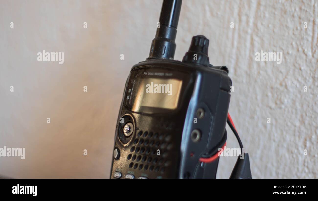 Walkie-talkie isolato, radio di polizia nera Foto Stock