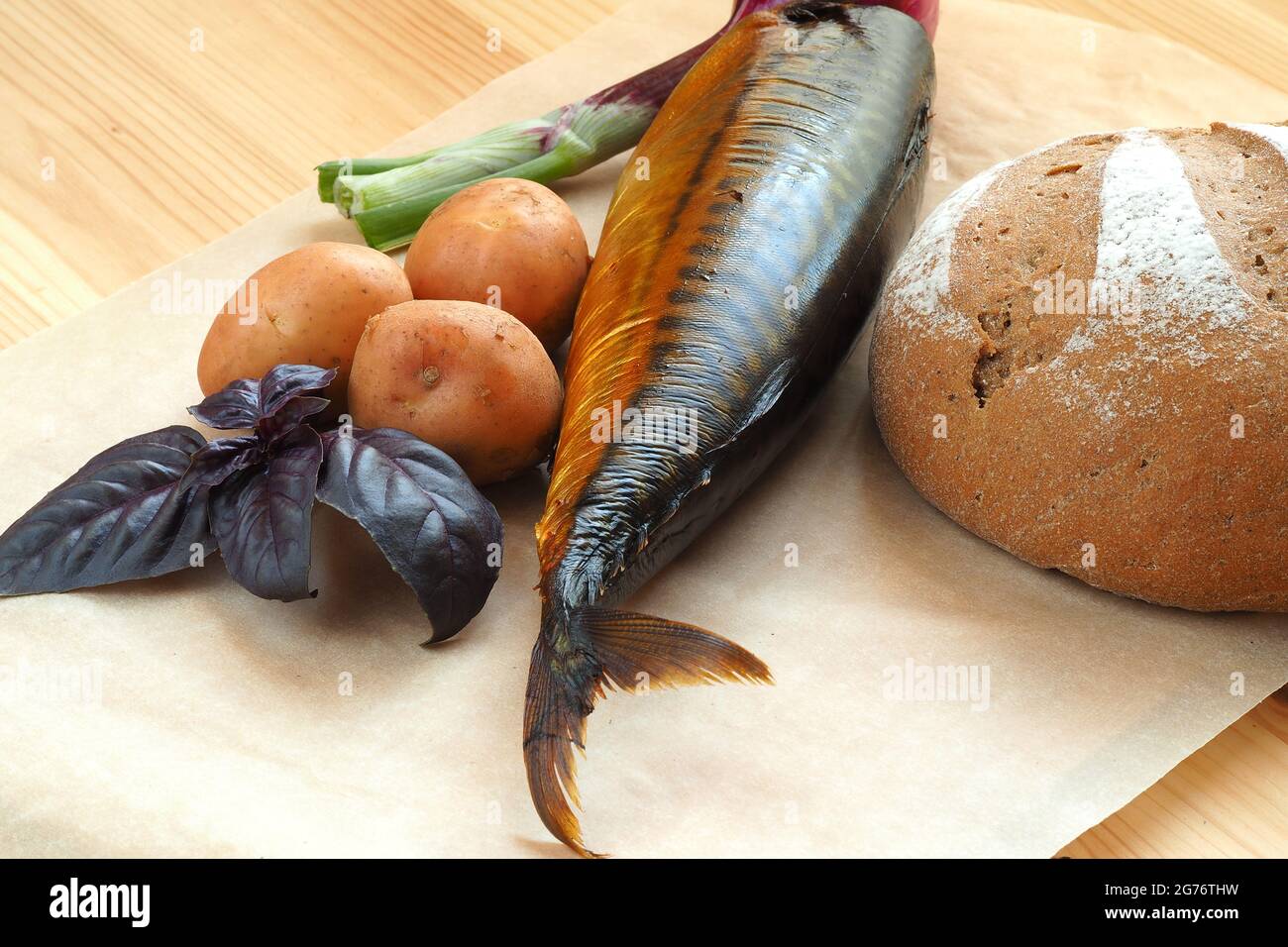 Sgombro affumicato con verdure e pane di segale, primo piano. Foto Stock