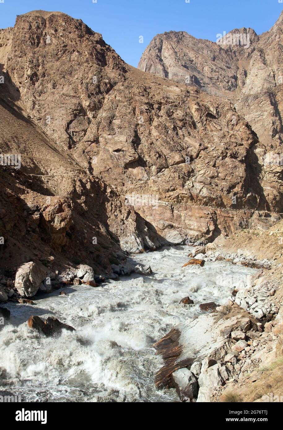 Rapide del fiume Panj e monti Pamir. Panj è la parte superiore del fiume Amu Darya. Vista panoramica. Tagikistan e confine con l'Afghanistan, Pamirskij Trakt Foto Stock