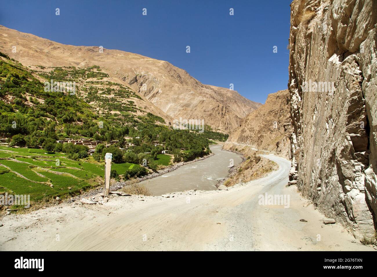 Autostrada Pamir M41 strada internazionale o pamirskij trakt. Fiume Panj e monti Pamir. Panj è la parte superiore del fiume Amu Darya. Vista panoramica.Tajikis Foto Stock