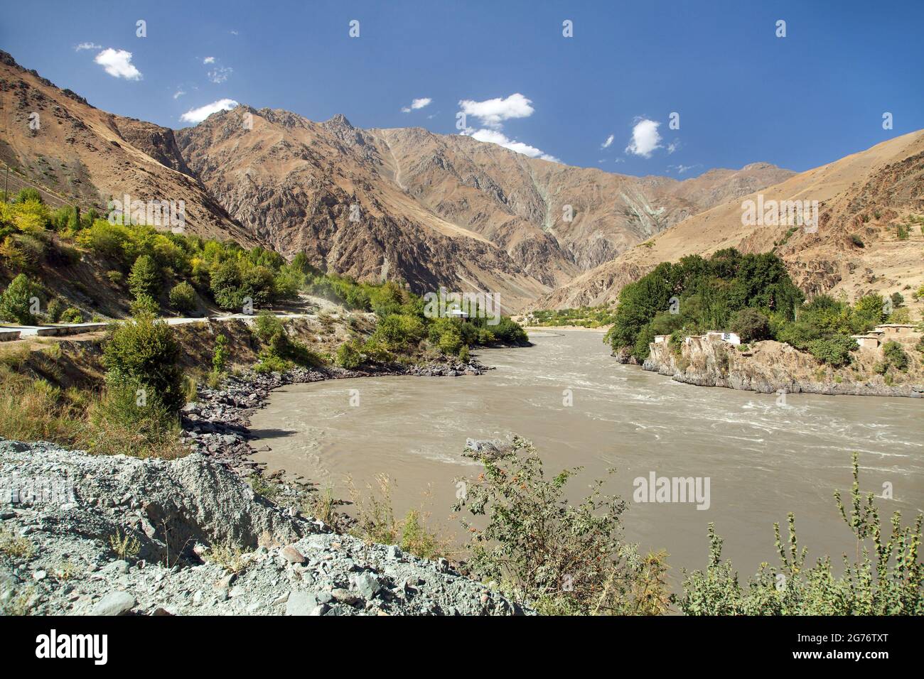 Fiume Panj e monti Pamir. Panj è la parte superiore del fiume Amu Darya. Vista panoramica. Tagikistan e confine con l'Afghanistan. Autostrada di Pamir Foto Stock