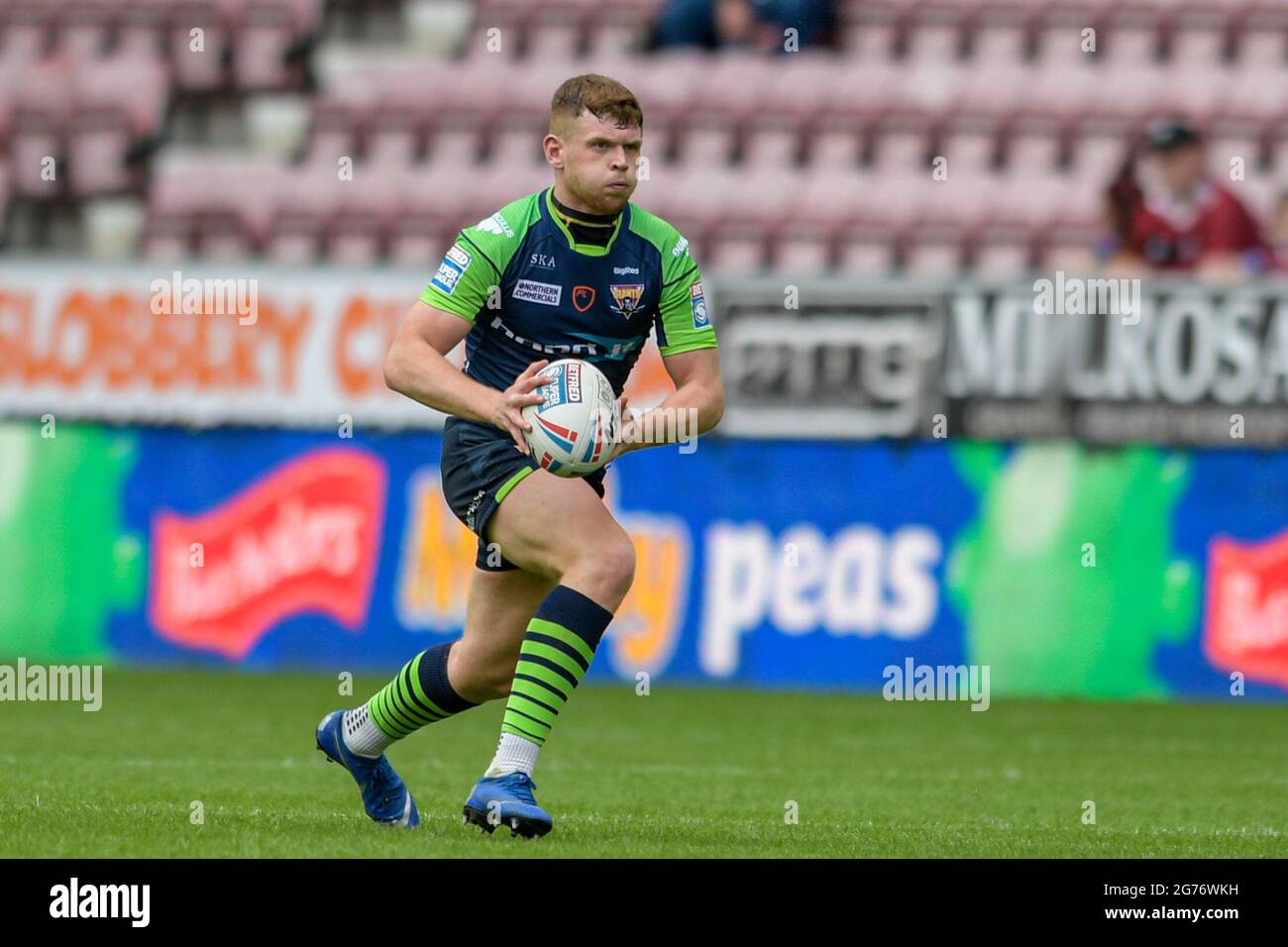 Wigan, Regno Unito. 11 Luglio 2021. Oliver Russell (23) di Huddersfield Giants corre in avanti con la palla a Wigan, Regno Unito il 7/11/2021. (Foto di Simon Whitehead/News Images/Sipa USA) Credit: Sipa USA/Alamy Live News Foto Stock