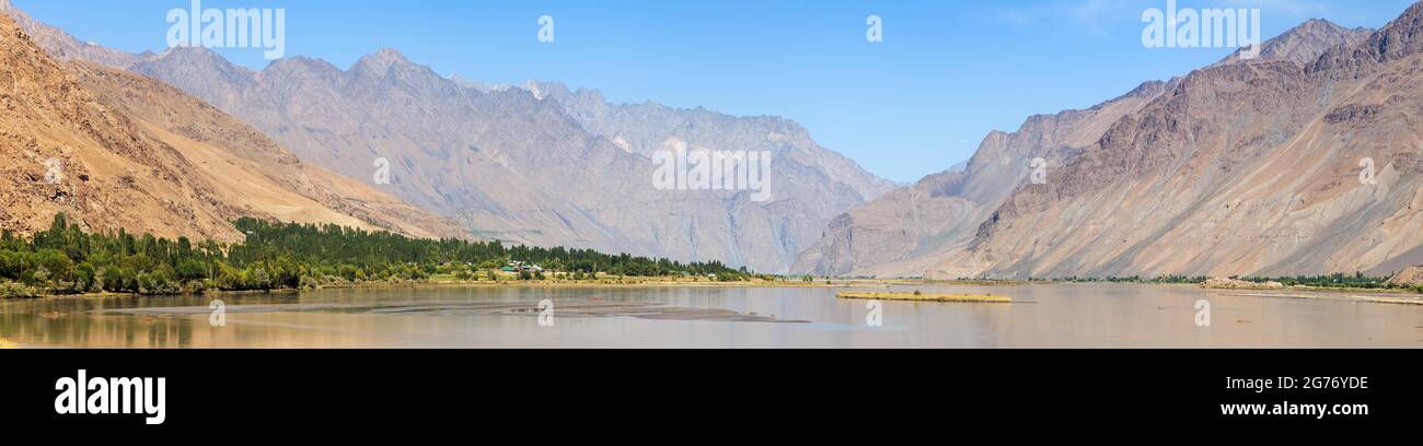 Vista panoramica sul fiume Panj e sulle montagne del Pamir. Panj è la parte superiore del fiume Amu Darya. Confine tra Tagikistan e Afghanistan. Autostrada di Pamir Foto Stock