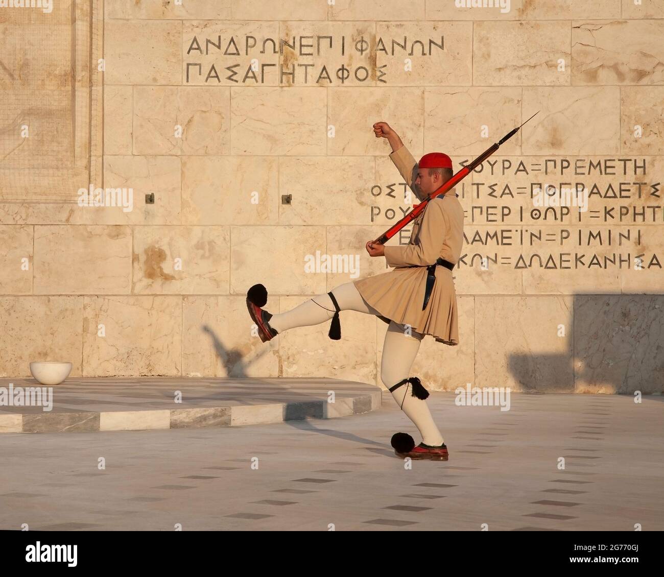 Cambio della guardia presidenziale ad Atene accanto al muro del Parlamento greco con le citazioni di Tucidide dall'Orazione funeraria di Pericle Foto Stock