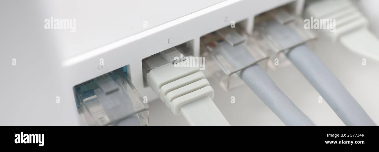 Router Internet bianco con cavi collegati in primo piano Foto Stock