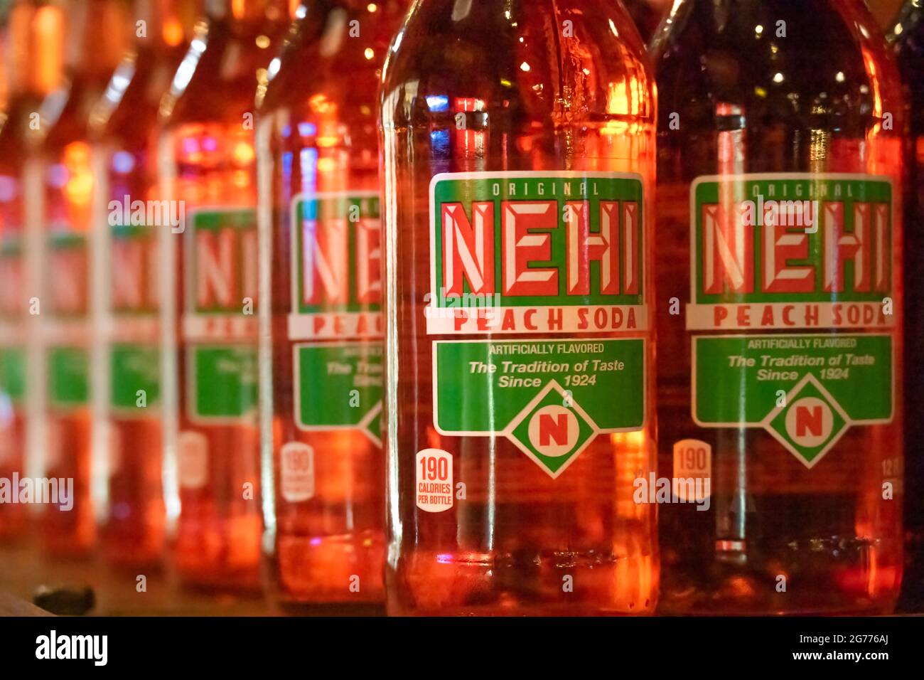 Bottiglie di soda Nehi Peach presso il negozio Betty's Country di Helen, Georgia. (STATI UNITI) Foto Stock
