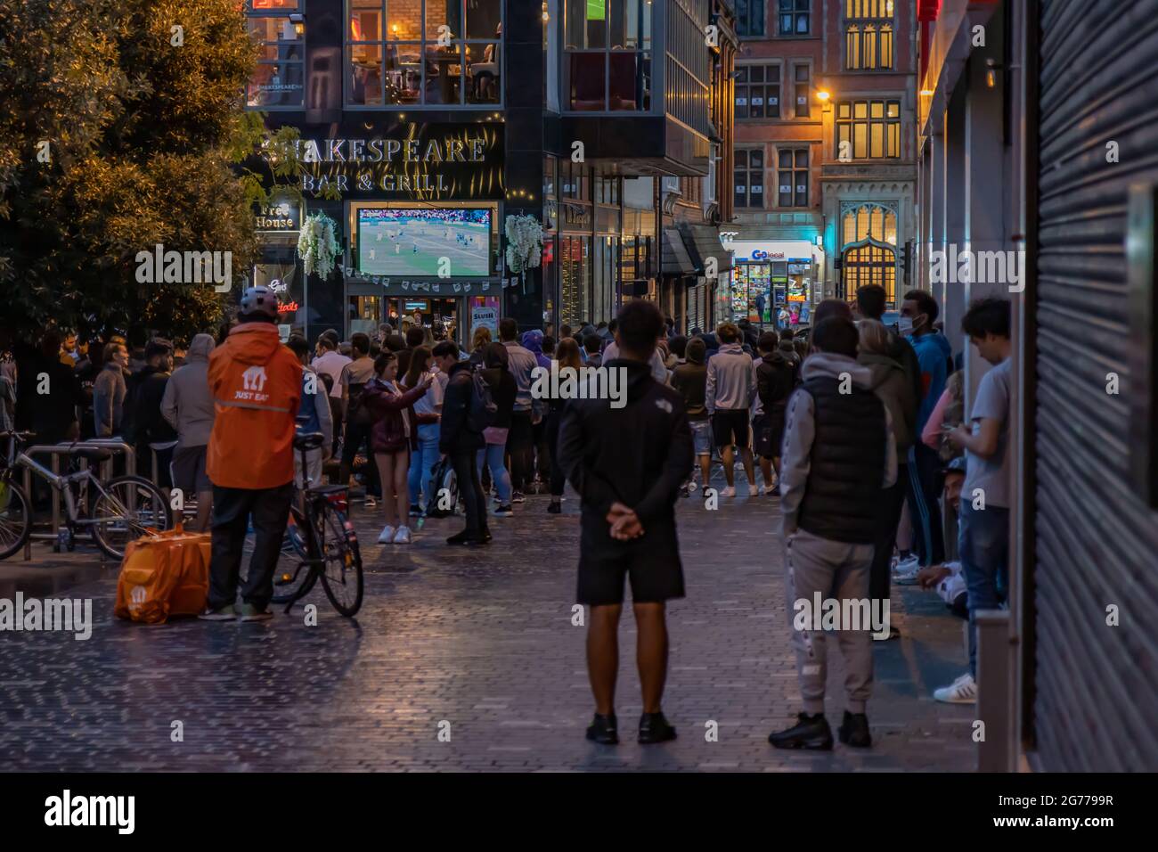 Liverpool, Regno Unito. 11 Luglio 2021. I fan dell'Inghilterra si riuniscono nella Concert Square, Liverpool. Per guardare la finale Euro. Credito: Indie Snsnap/Alamy Live News Foto Stock