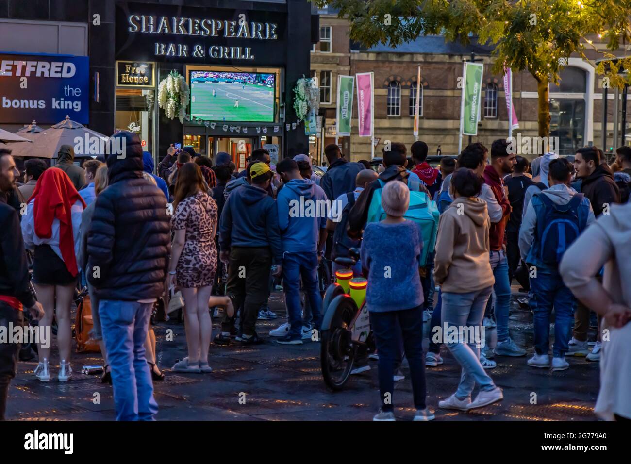 Liverpool, Regno Unito. 11 Luglio 2021. I fan dell'Inghilterra si riuniscono nella Concert Square, Liverpool. Per guardare la finale Euro. Credito: Indie Snsnap/Alamy Live News Foto Stock