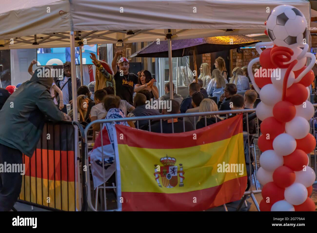 Liverpool, Regno Unito. 11 Luglio 2021. I fan dell'Inghilterra si riuniscono nella Concert Square, Liverpool. Per guardare la finale Euro. Credito: Indie Snsnap/Alamy Live News Foto Stock