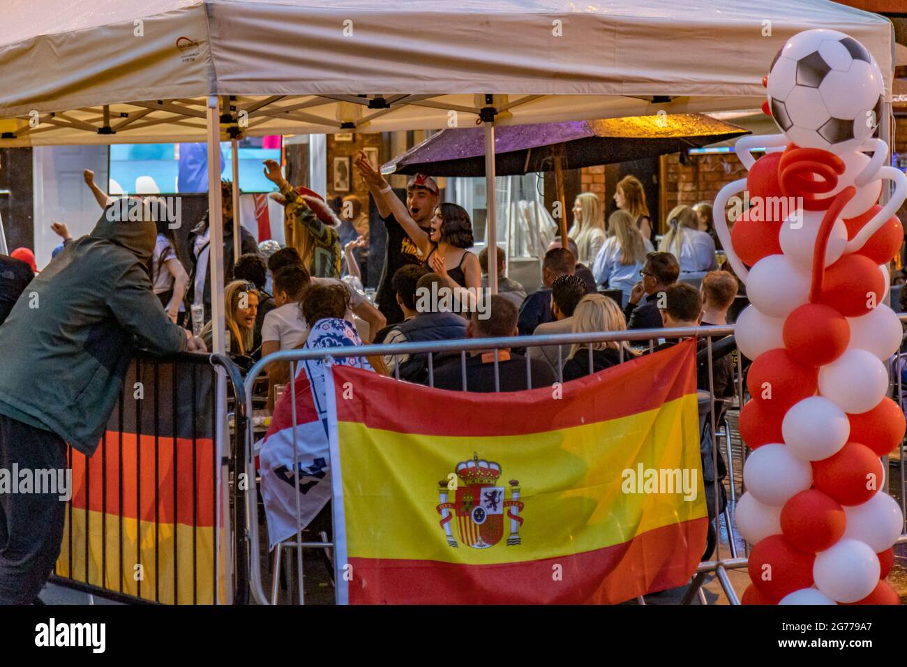 Liverpool, Regno Unito. 11 Luglio 2021. I fan dell'Inghilterra si riuniscono nella Concert Square, Liverpool. Per guardare la finale Euro. Credito: Indie Snsnap/Alamy Live News Foto Stock