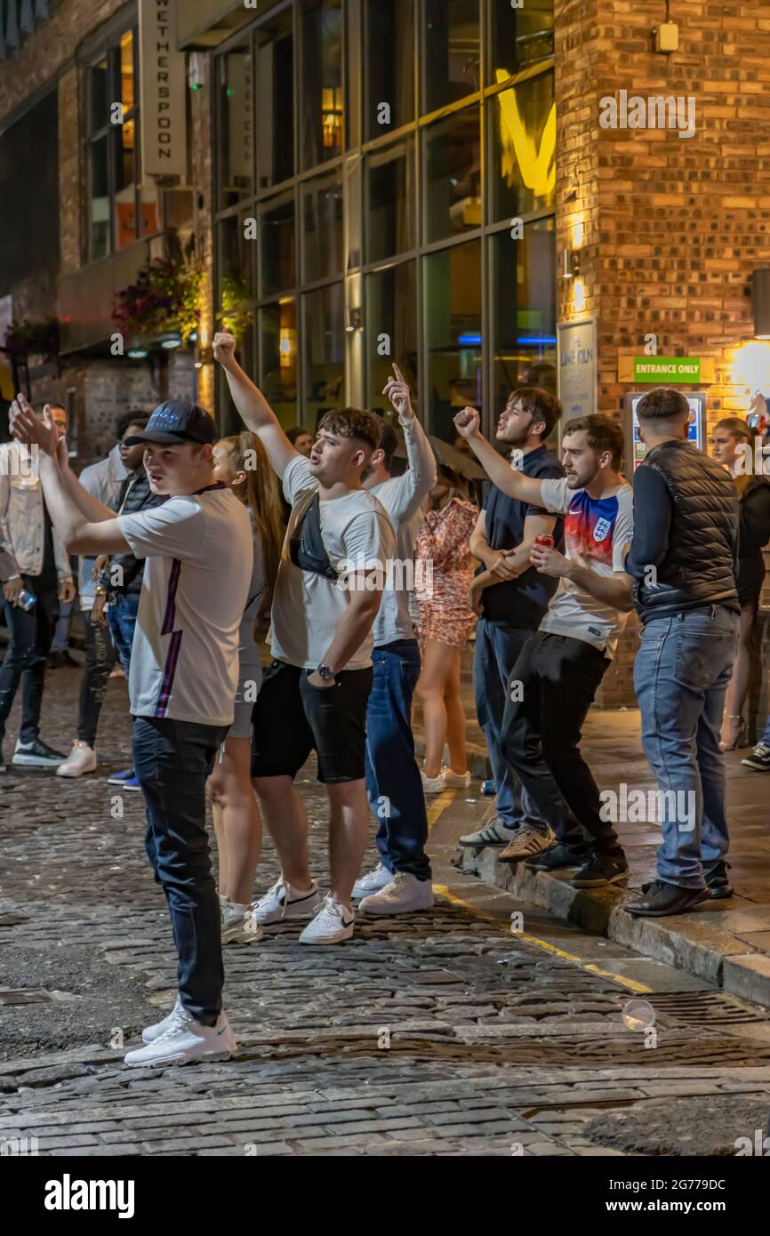 Liverpool, Regno Unito. 11 Luglio 2021. I fan dell'Inghilterra si riuniscono nella Concert Square, Liverpool. Per guardare la finale Euro. Credito: Indie Snsnap/Alamy Live News Foto Stock