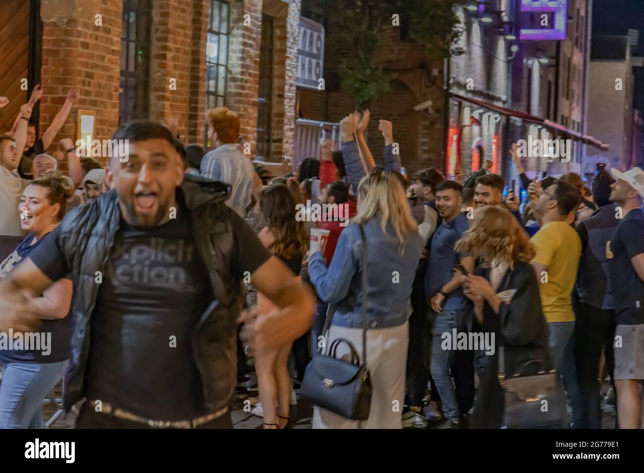 Liverpool, Regno Unito. 11 Luglio 2021. I fan dell'Inghilterra si riuniscono nella Concert Square, Liverpool. Per guardare la finale Euro. Credito: Indie Snsnap/Alamy Live News Foto Stock