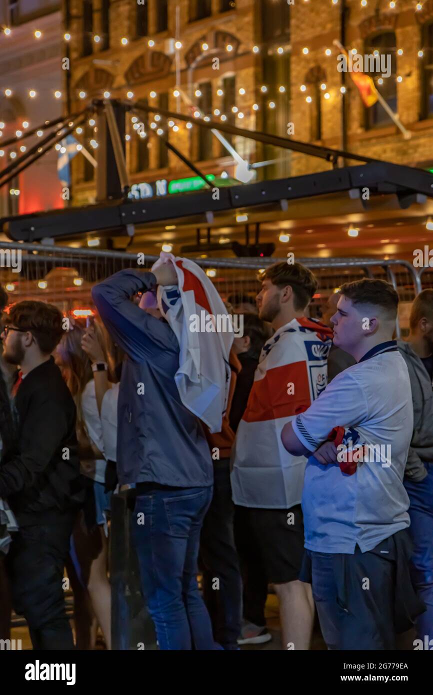 Liverpool, Regno Unito. 11 Luglio 2021. I fan dell'Inghilterra si riuniscono nella Concert Square, Liverpool. Per guardare la finale Euro. Credito: Indie Snsnap/Alamy Live News Foto Stock