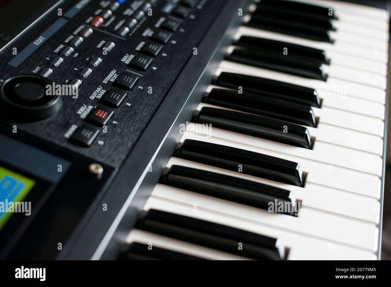 Primo piano del sintetizzatore di tastiera. Tasti, pulsanti e manopole e il display dello strumento. Foto Stock