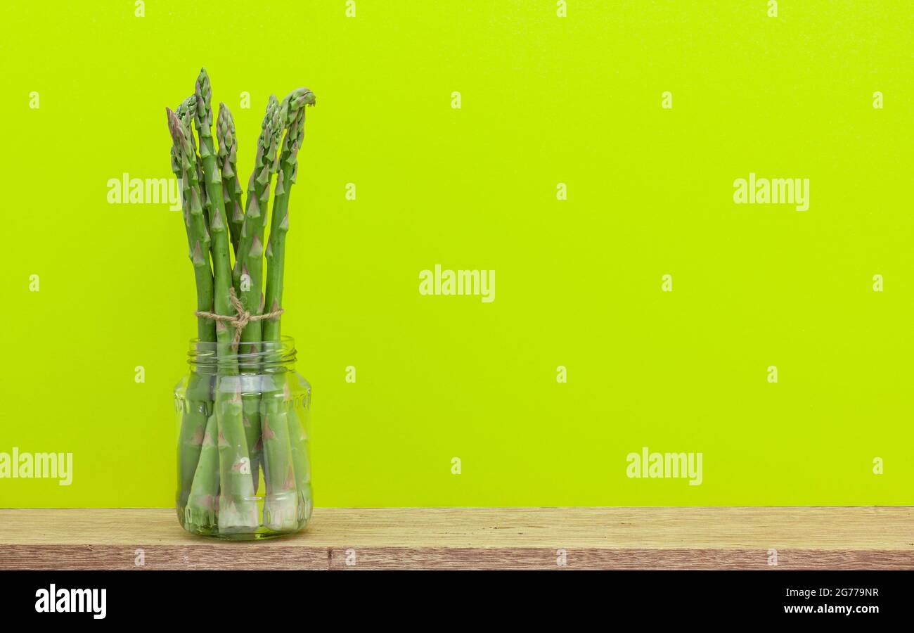 asparagi immagazzinati in acqua per conservarlo più a lungo. Buon deposito di cibo per ridurre spreco domestico. Con lo spazio di copia Foto Stock