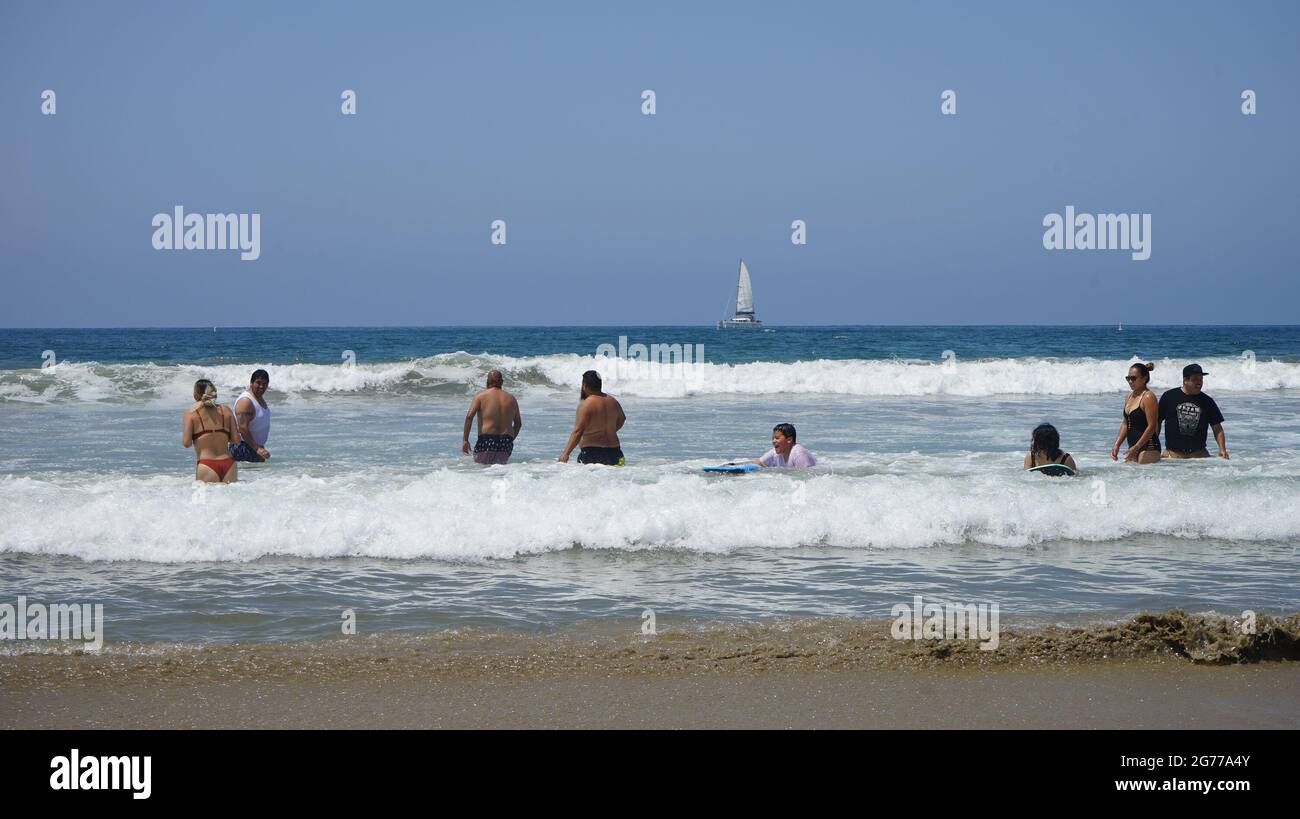 Los Angeles, Stati Uniti. 11 Luglio 2021. La gente si raffredda alla spiaggia di Santa Monica a Los Angeles, California, Stati Uniti, il 11 luglio 2021. Un'ondata di caldo ha recentemente colpito alcune parti degli Stati Uniti occidentali. Credit: Zeng Hui/Xinhua/Alamy Live News Foto Stock