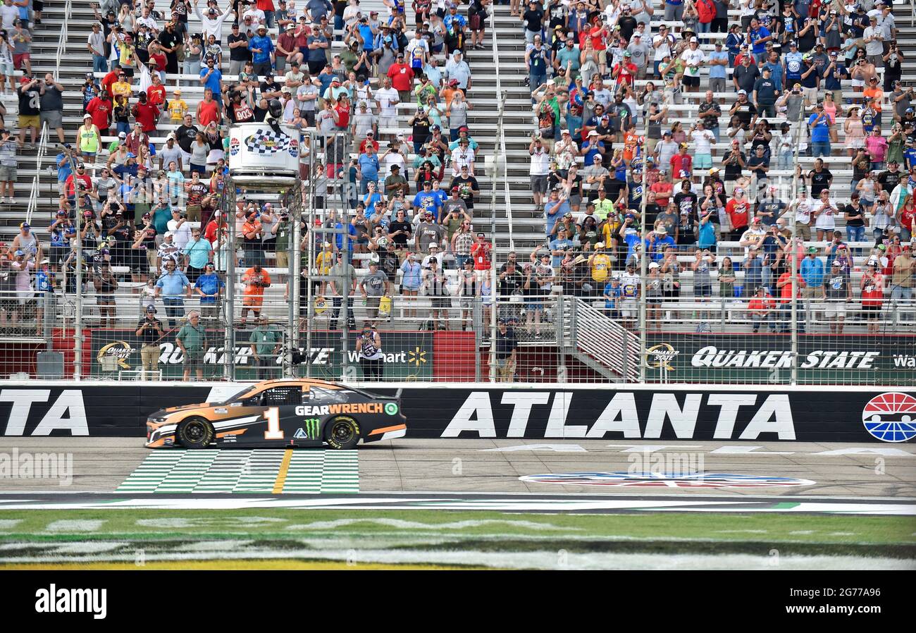 Hampton, GA, Stati Uniti. 11 Luglio 2021. Il pilota della NASCAR Cup Series Kurt Busch guida la GEARWRENCH Chevrolet attraverso il traguardo per vincere il Quaker state 400 presentato da Walmart all'Atlanta Motor Speedway di Hampton, GA. Austin McAfee/CSM/Alamy Live News Foto Stock