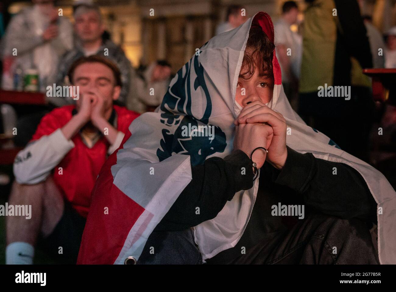 EURO 2020: Gli appassionati d'Inghilterra si sentono sconfitti in Trafalgar Square mentre l'Italia vince il 3-2 dopo una punizione stracciata durante le finali dell'Euro. Londra, Regno Unito. Foto Stock