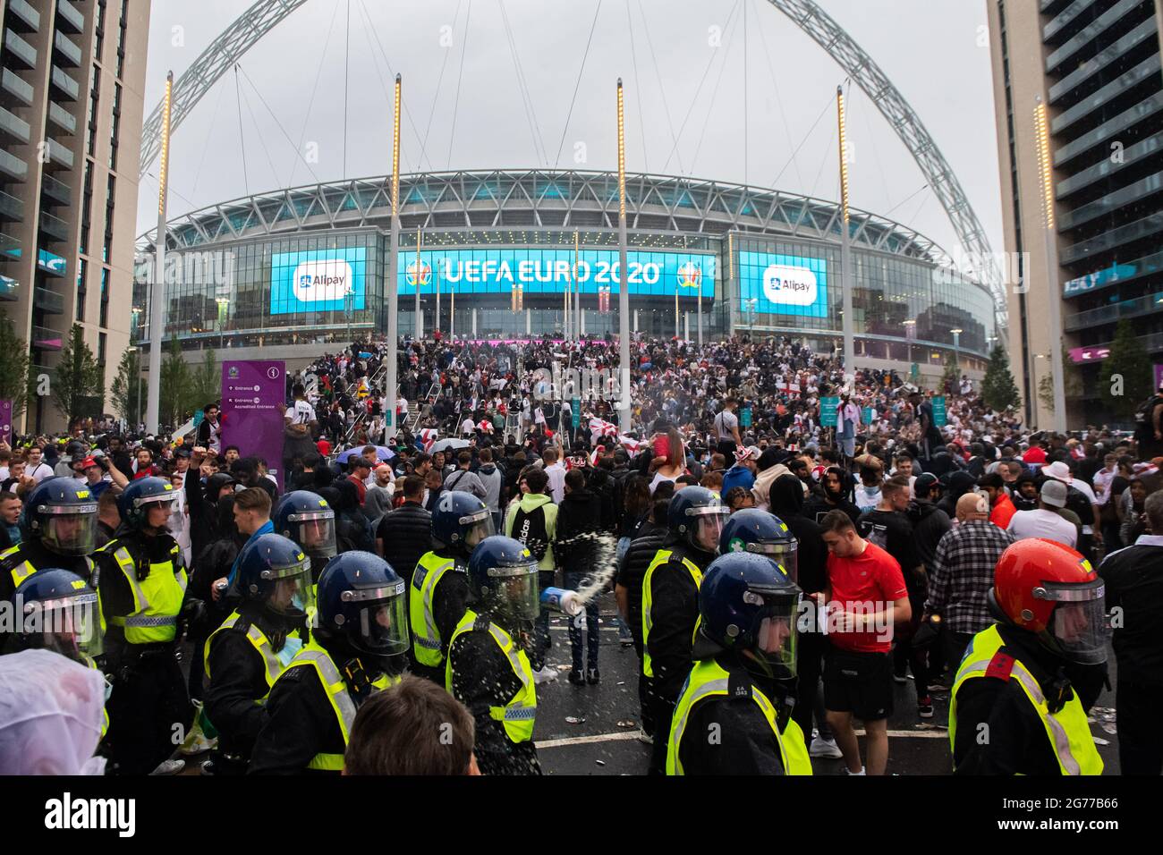 Londra, Regno Unito. 11 Luglio 2021. I fan hanno fatto irruzione nello stadio di Wembley per il credito finale Euro 2020: Michael Tubi/Alamy Live News Foto Stock