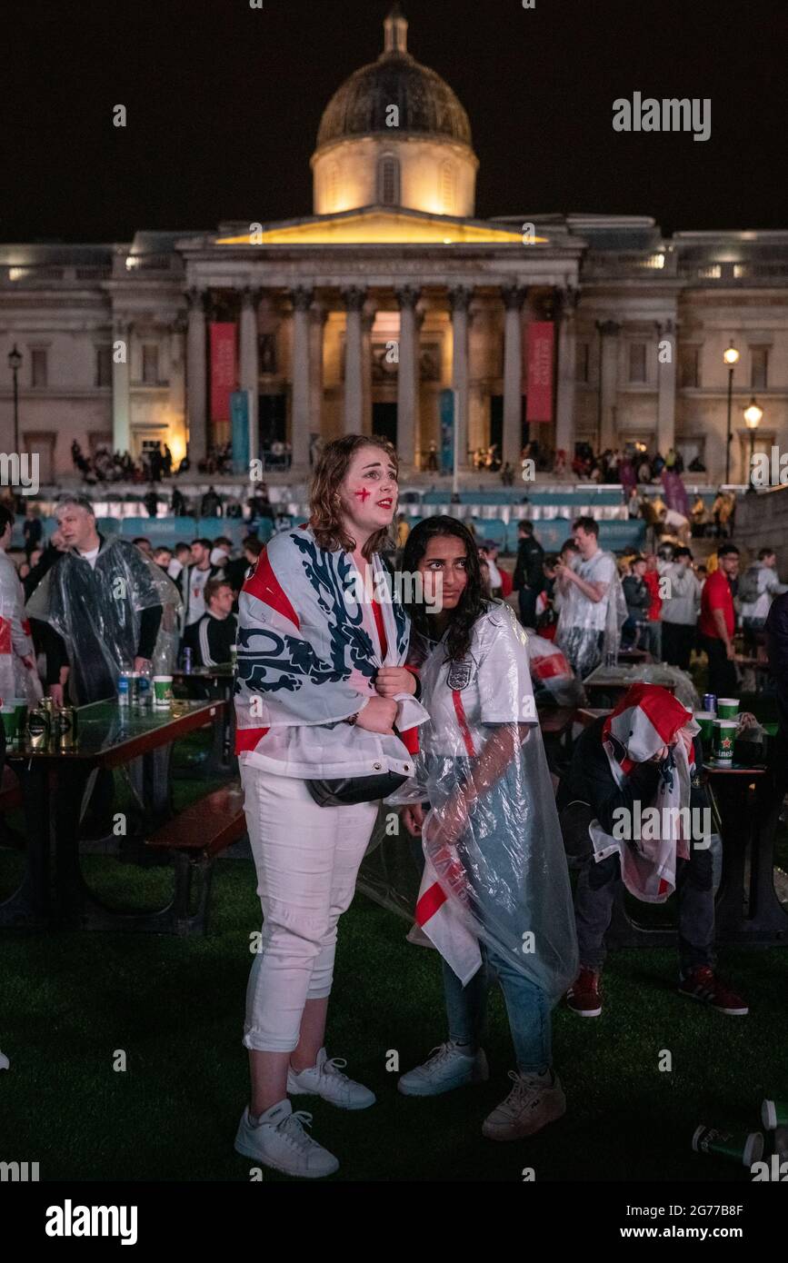 EURO 2020: Gli appassionati d'Inghilterra si sentono sconfitti in Trafalgar Square mentre l'Italia vince il 3-2 dopo una punizione stracciata durante le finali dell'Euro. Londra, Regno Unito. Foto Stock