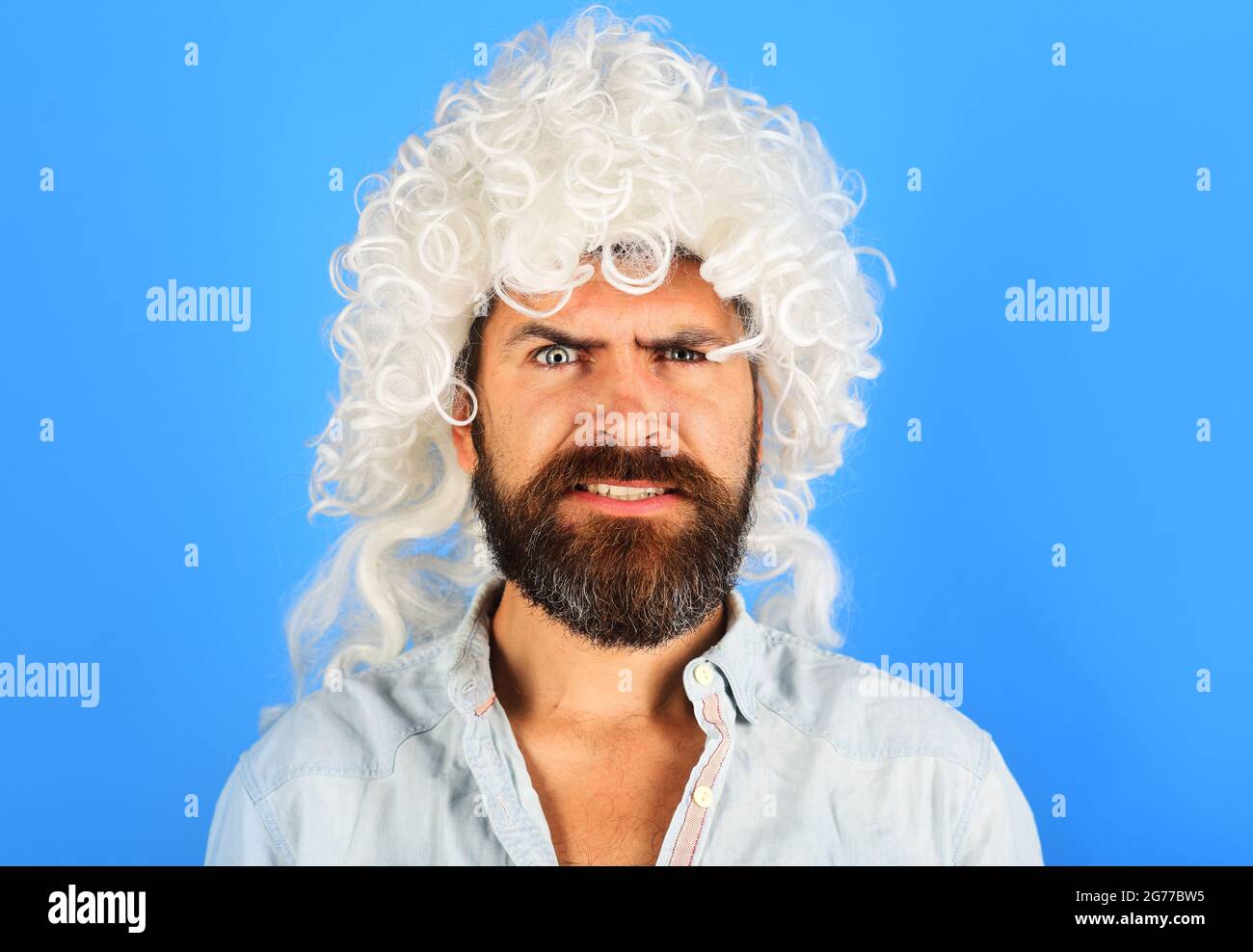 Uomo bearded in parrucca bianca. Concetto di barbiere. Bel maschio in pericolo. Foto Stock