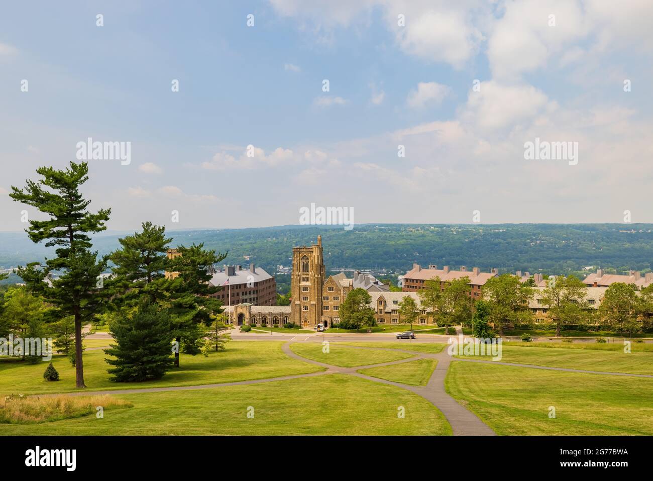 Vista esterna soleggiata del War Memorial Building della Cornell University a Ithaca, New York Foto Stock